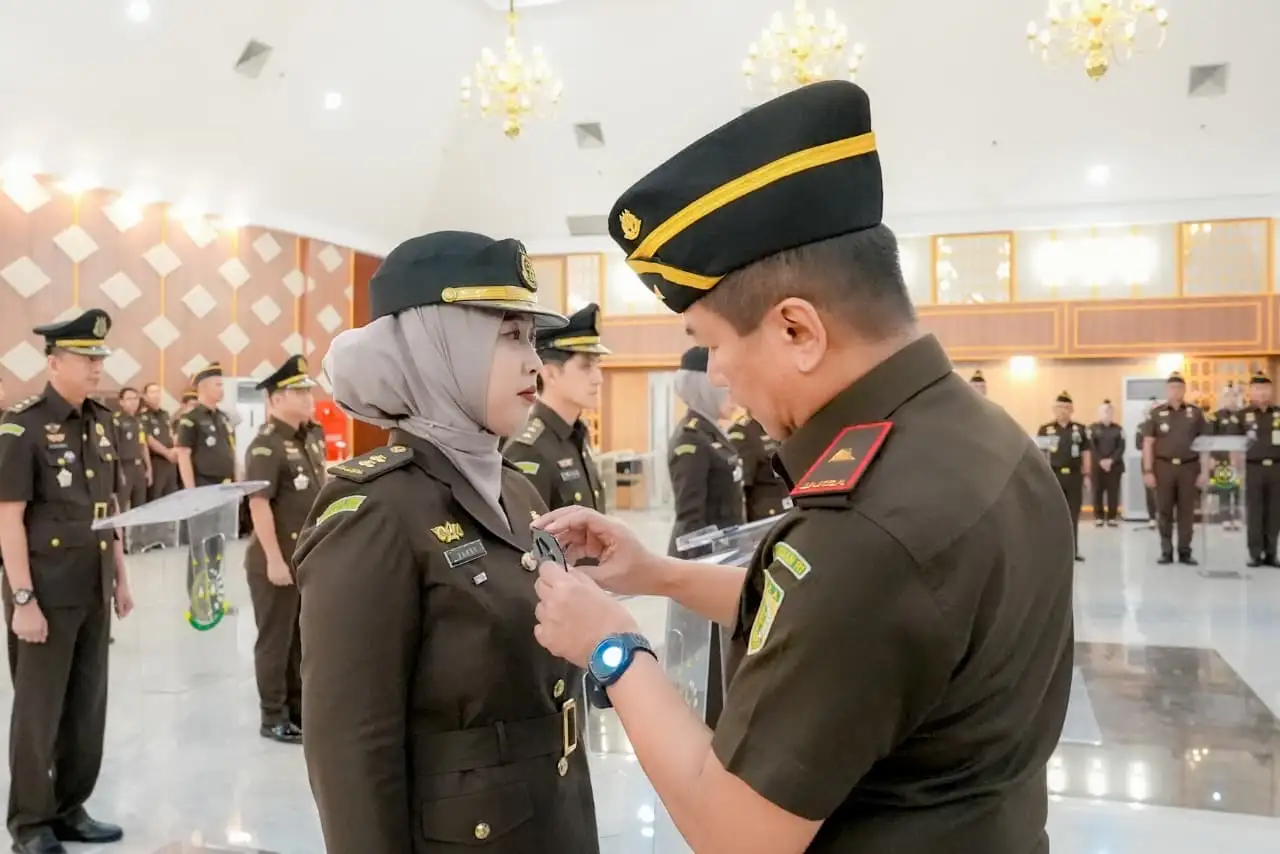 Wakajati Pasangkan Jengkol Jabatan di Pakaian bagian Dada Vanny saat melaksanakan pelantikan