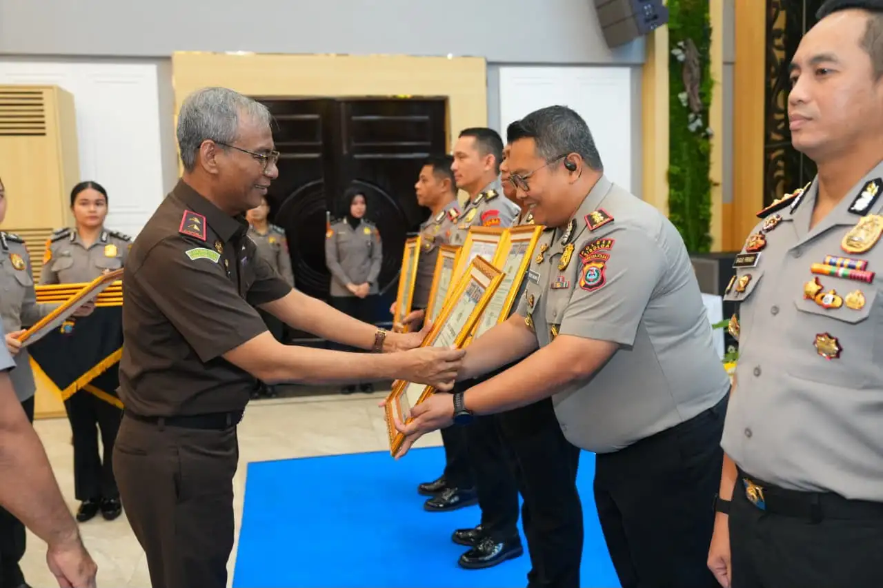 Kapolres Sibolga Terima Dua Penghargaan Kapolri, Polres Raih Predikat WBK dan Pelayanan Prima