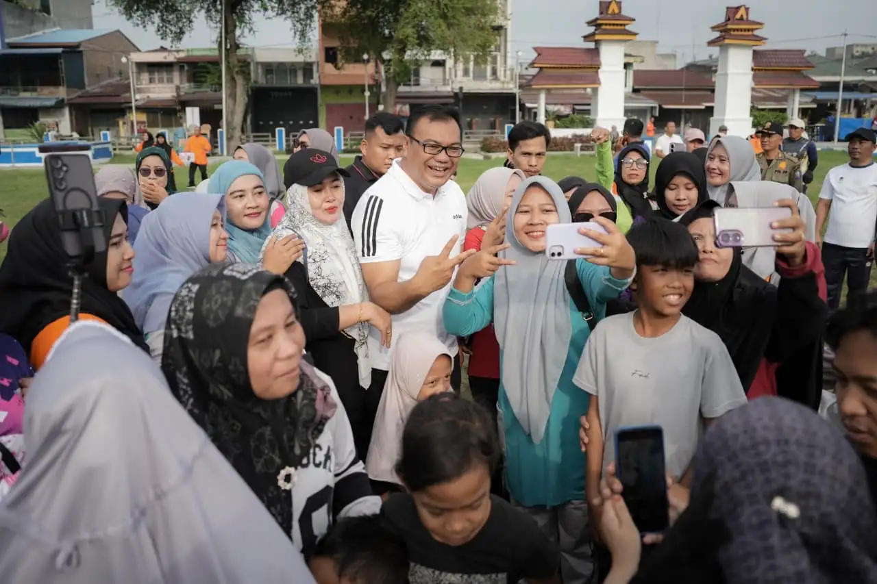Bupati Asri Ludin dan Ketua TP PKK Jalan Kaki ke Lokasi CFD, Berbaur Bersama Warga di Lubuk Pakam