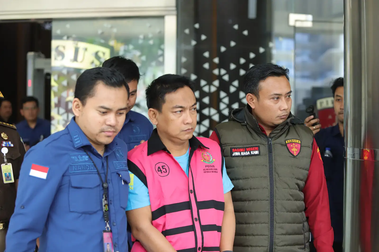 Jadi Tersangka Money Laundry, Kepala Ombudsman RI Lesu digiring Jaksa ke Penjara