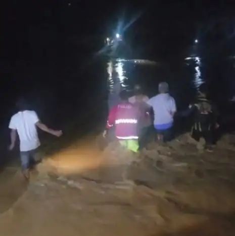Rambin Terputus Diterjang Banjir, Kapolsek Pandan Evakuasi Warga Bona Lumban