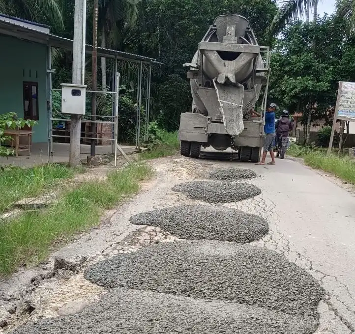 PKS PT Bintang Sawit Cemerlang Kembali Cor Jalan Rusak di Galang, Warga Apresiasi Kepedulian Perusahaan