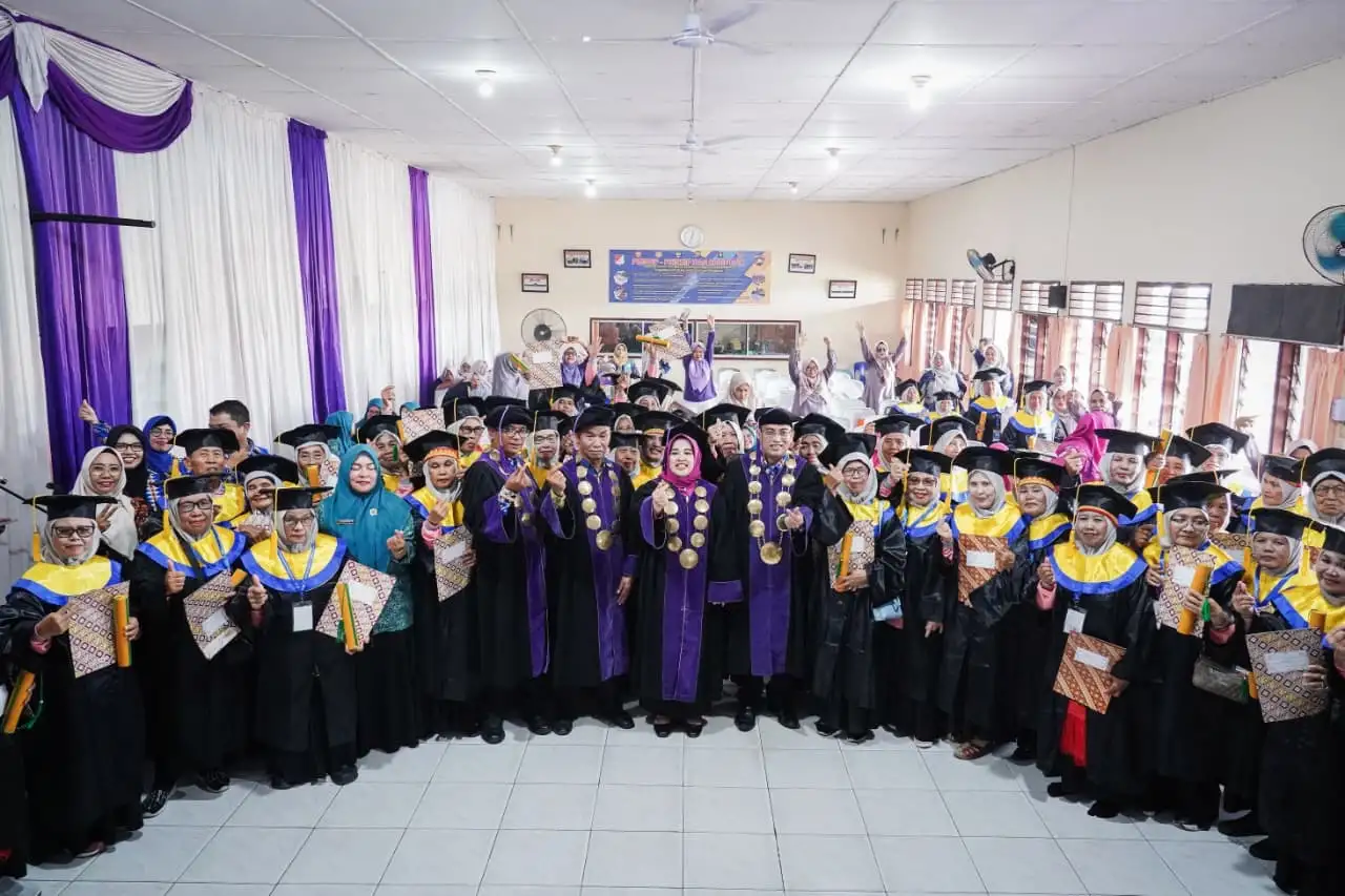Ketua TP PKK Dorong Peningkatan Kualitas Hidup Lansia saat hadiri acara Wisuda Sekolah Lansia Sehati