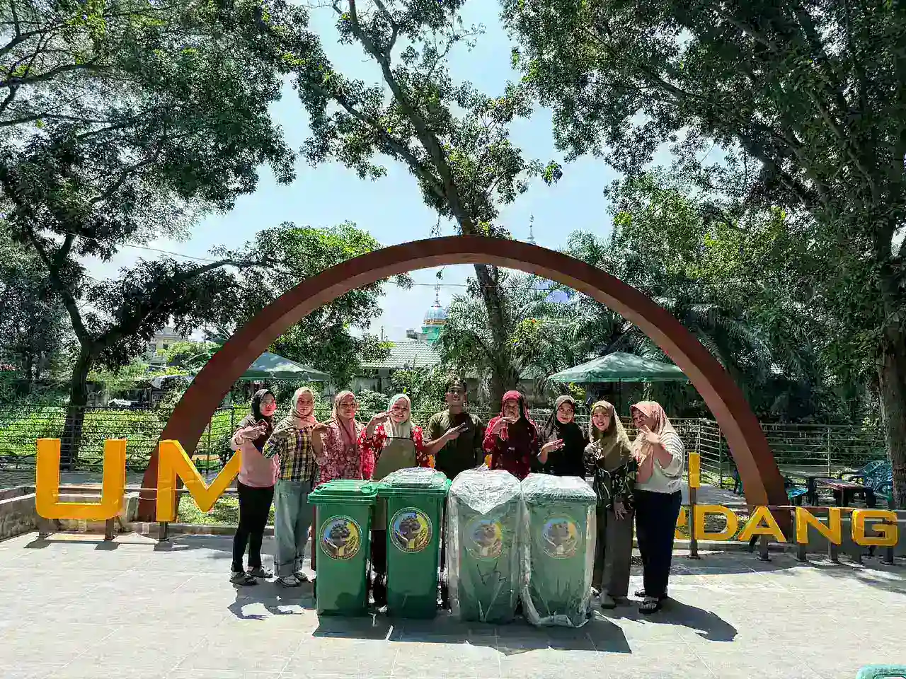 PALEM DAS Indonesia Salurkan Empat Tong Sampah ke UMKM Center Deli Serdang
