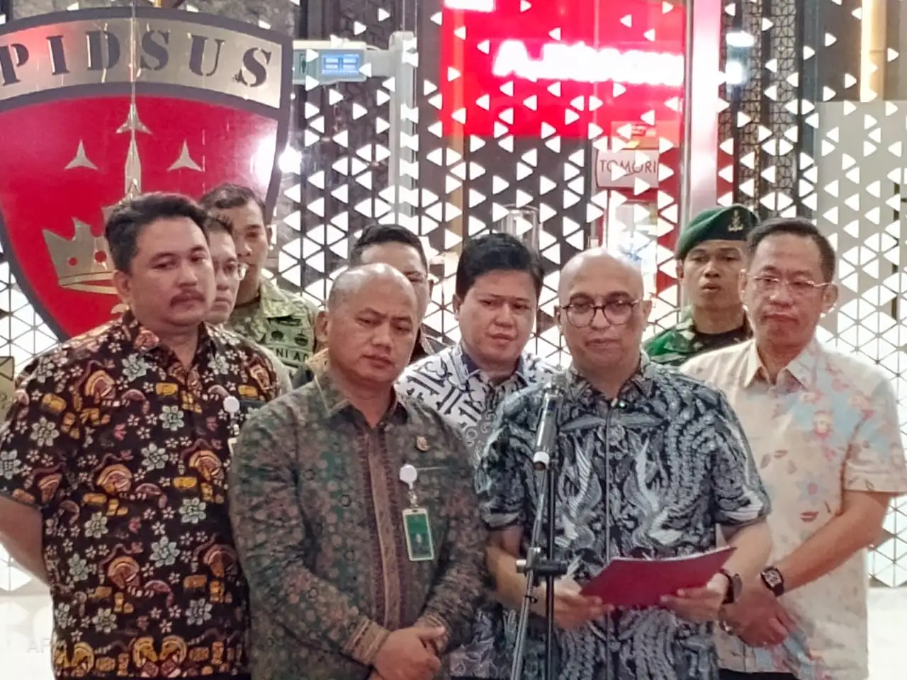 Kejagung Tahan Komisaris PT YAT dalam Kasus Korupsi Program Makan Bergizi Gratis