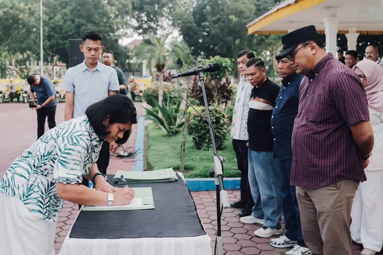 Bupati Asri Ludin Targetkan Deli Serdang Bebas Sampah 2028, Serahkan 43 Armada Pengangkut 