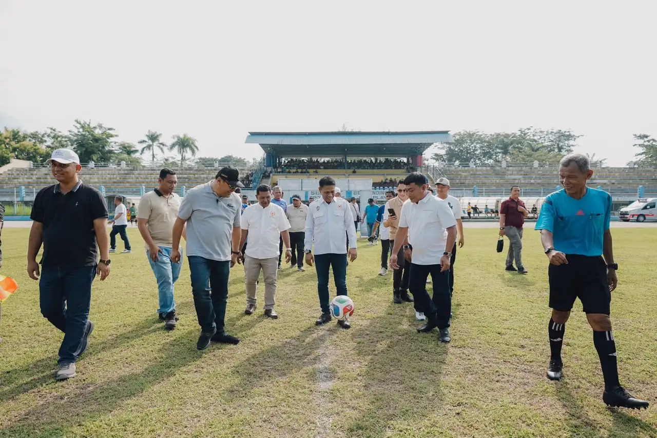 Gebyar Olahraga Deli Serdang Resmi Dimulai, ditandai tendangan oper bola oleh Bupati ke Wabub