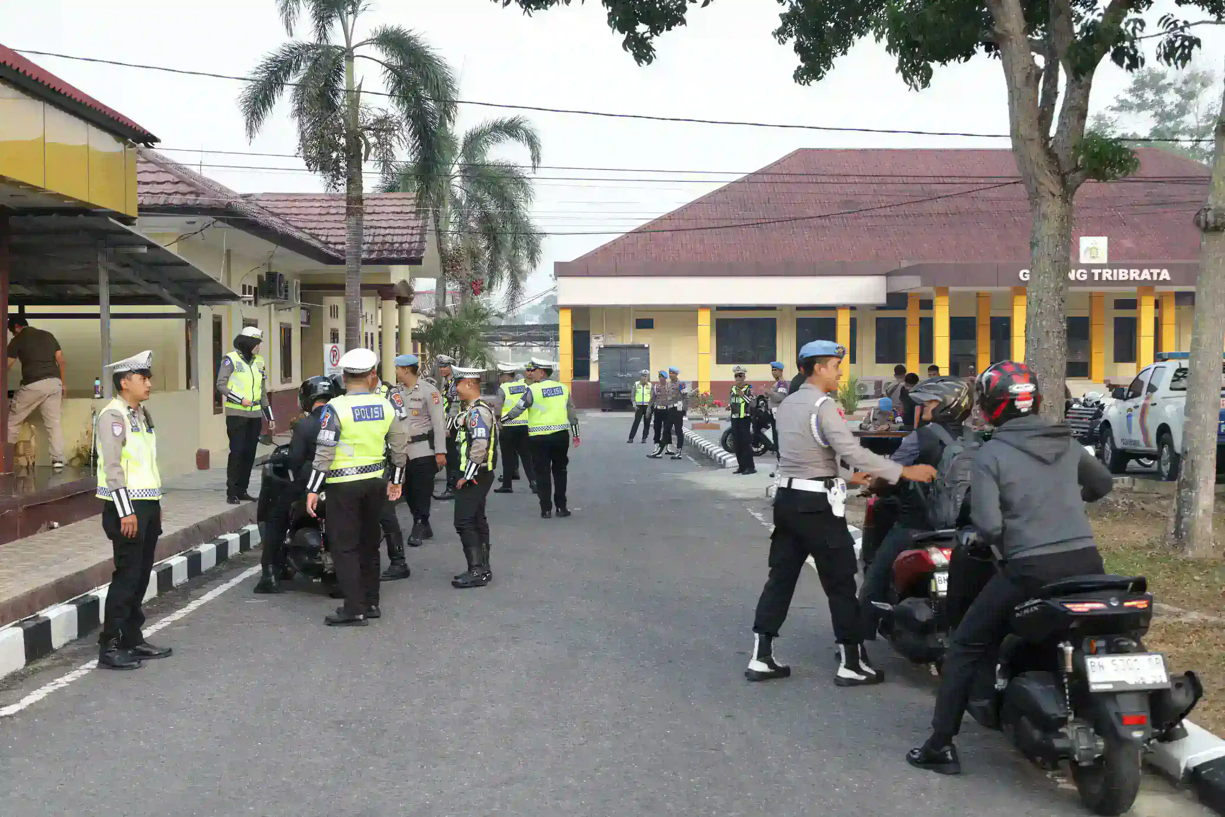 Patuh Menumbing Hari ke-2 : Polisi Periksa Polisi, SIM dan STNK Anggota Polda Ikut diperiksa