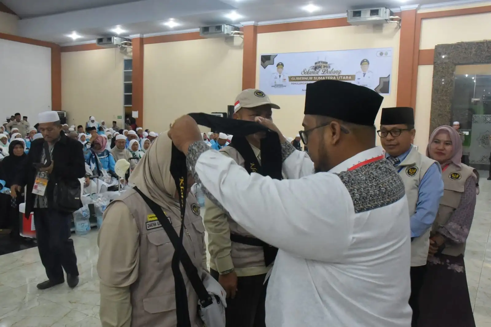 Tangis Haru Sambut Kepulangan Tamu Allah, Jamaah Haji Deli Serdang Kloter 10 Tiba di Tanah Air