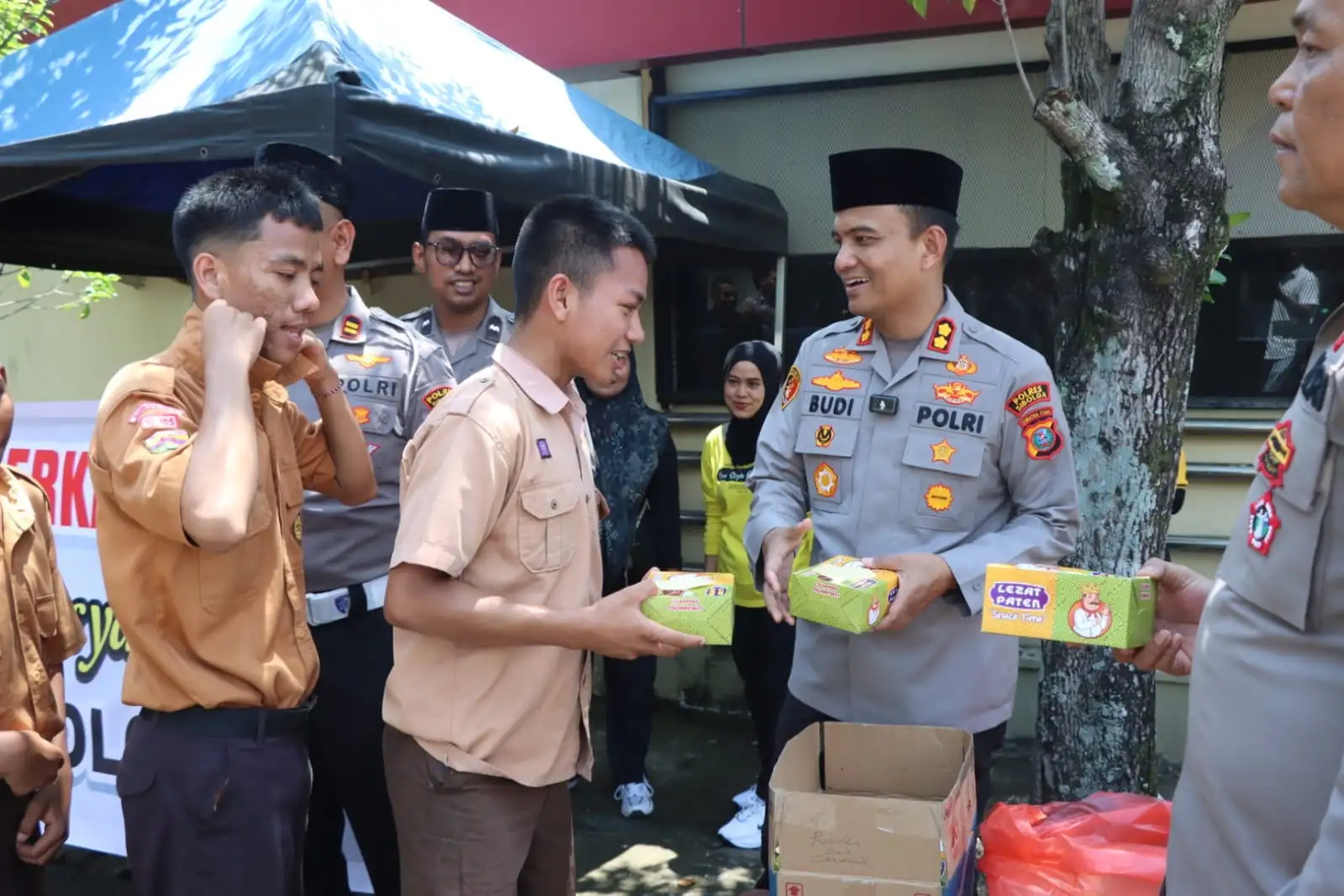 Tak Sekadar Salat Jumat, Kapolres Sibolga Lanjutkan Aksi Berbagi kepada Warga