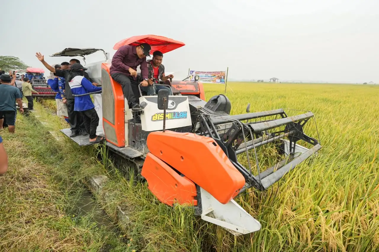 Bupati Asri Ludin Perkuat Petani Desa Sidoarjo II Ramunia dengan Alsintan, harap Lumbung Padi