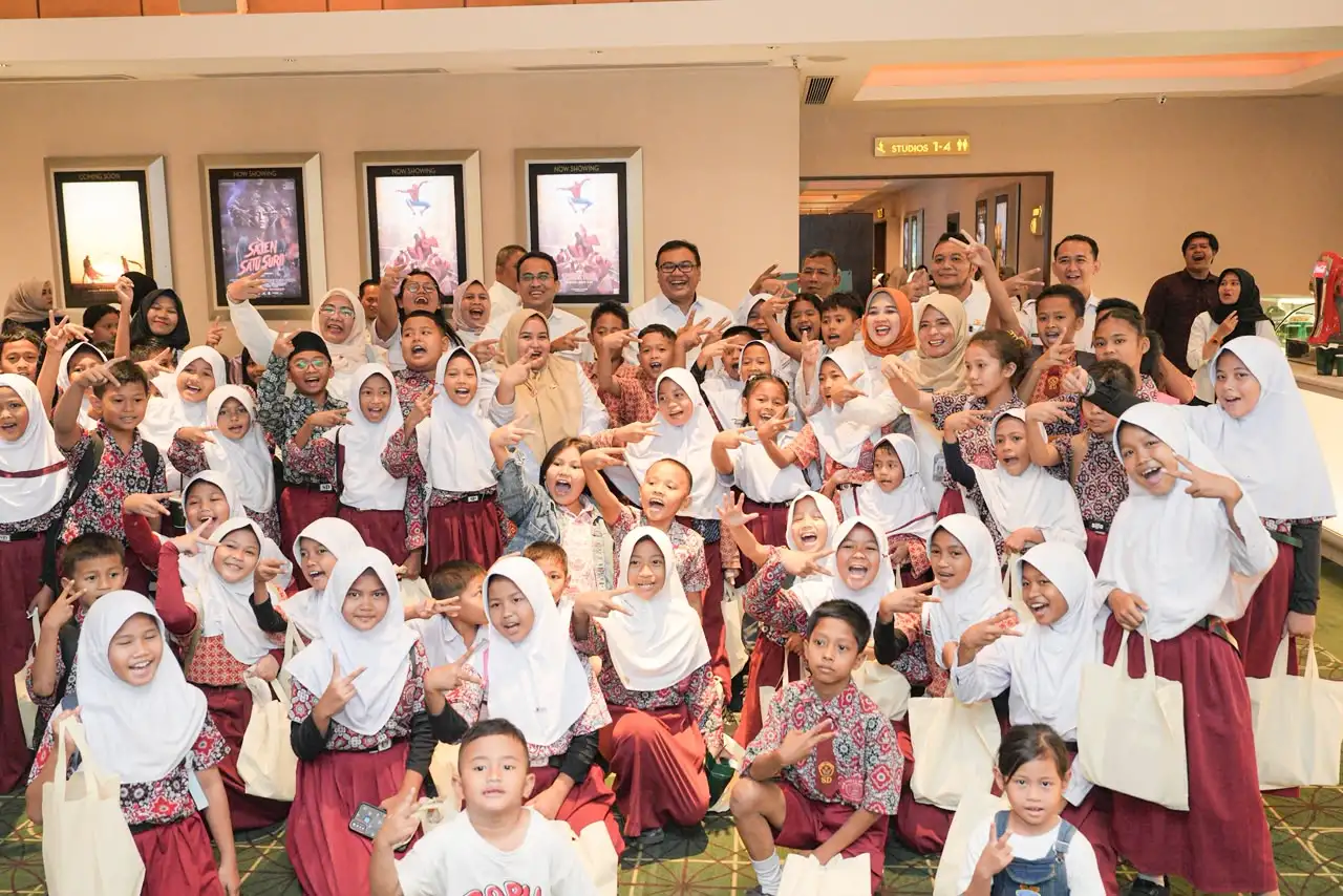 Nobar Bupati di Bioskop Tanjung Morawa, anak-anak tampak ceria