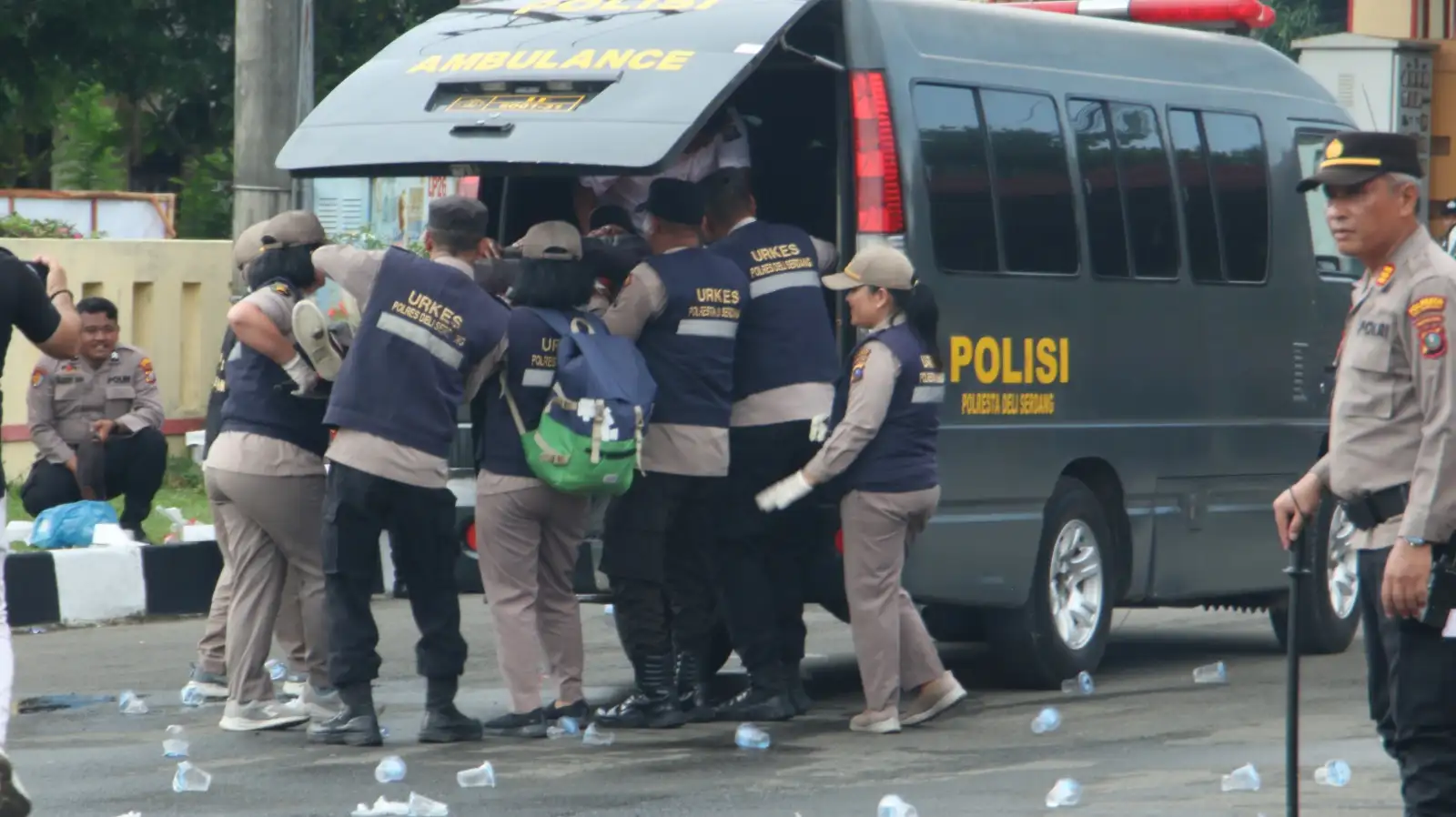 Ambulan Polresta Deli Serdang Angkut Korban Pergerakan Massa Dalam Aksi Mayday, Sispam Kota