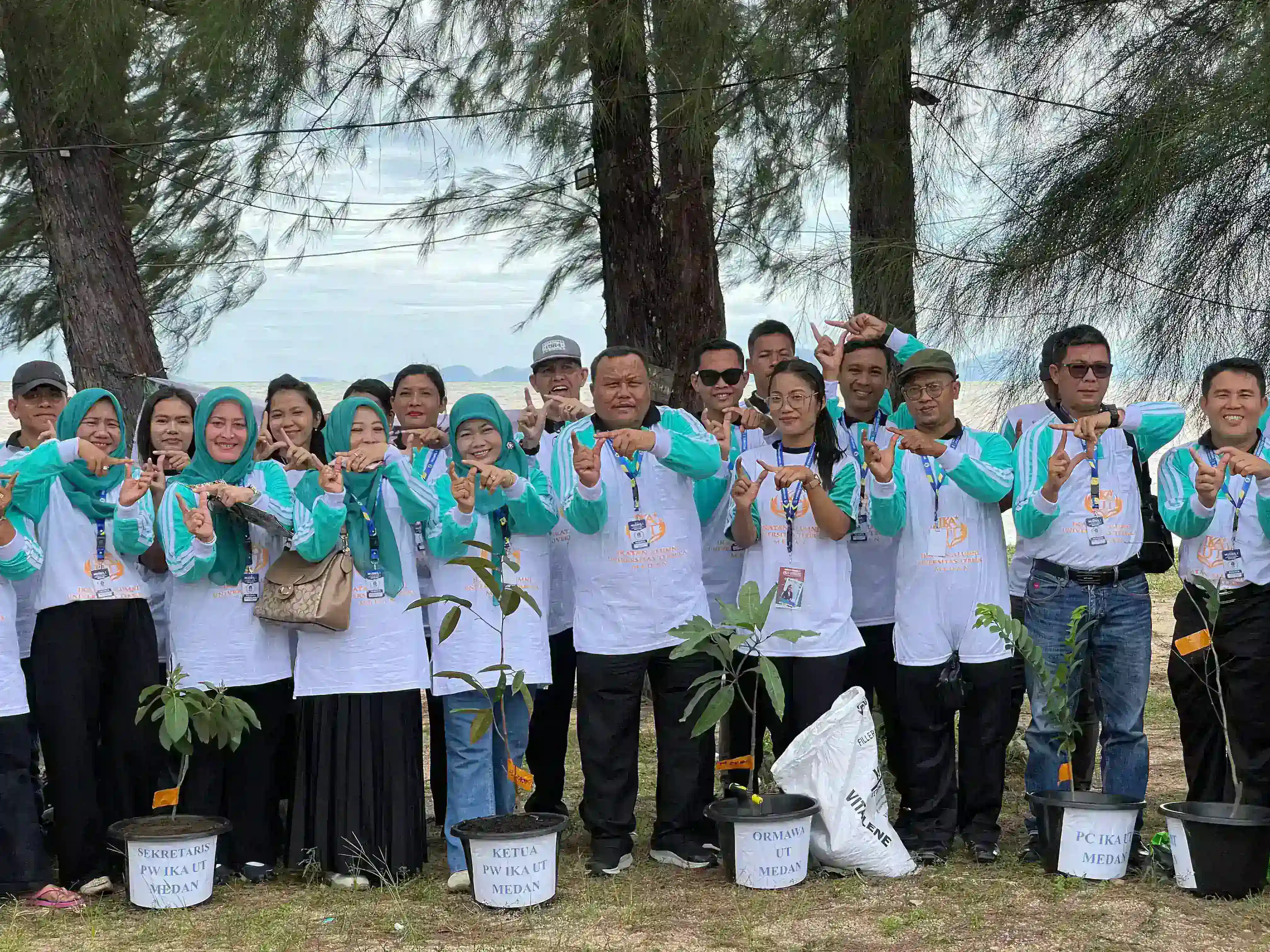 IKA UT Medan Gelar Aksi Tanam Pohon dan Bersih Pantai di Pandan, Wujud Nyata Peduli Lingkungan