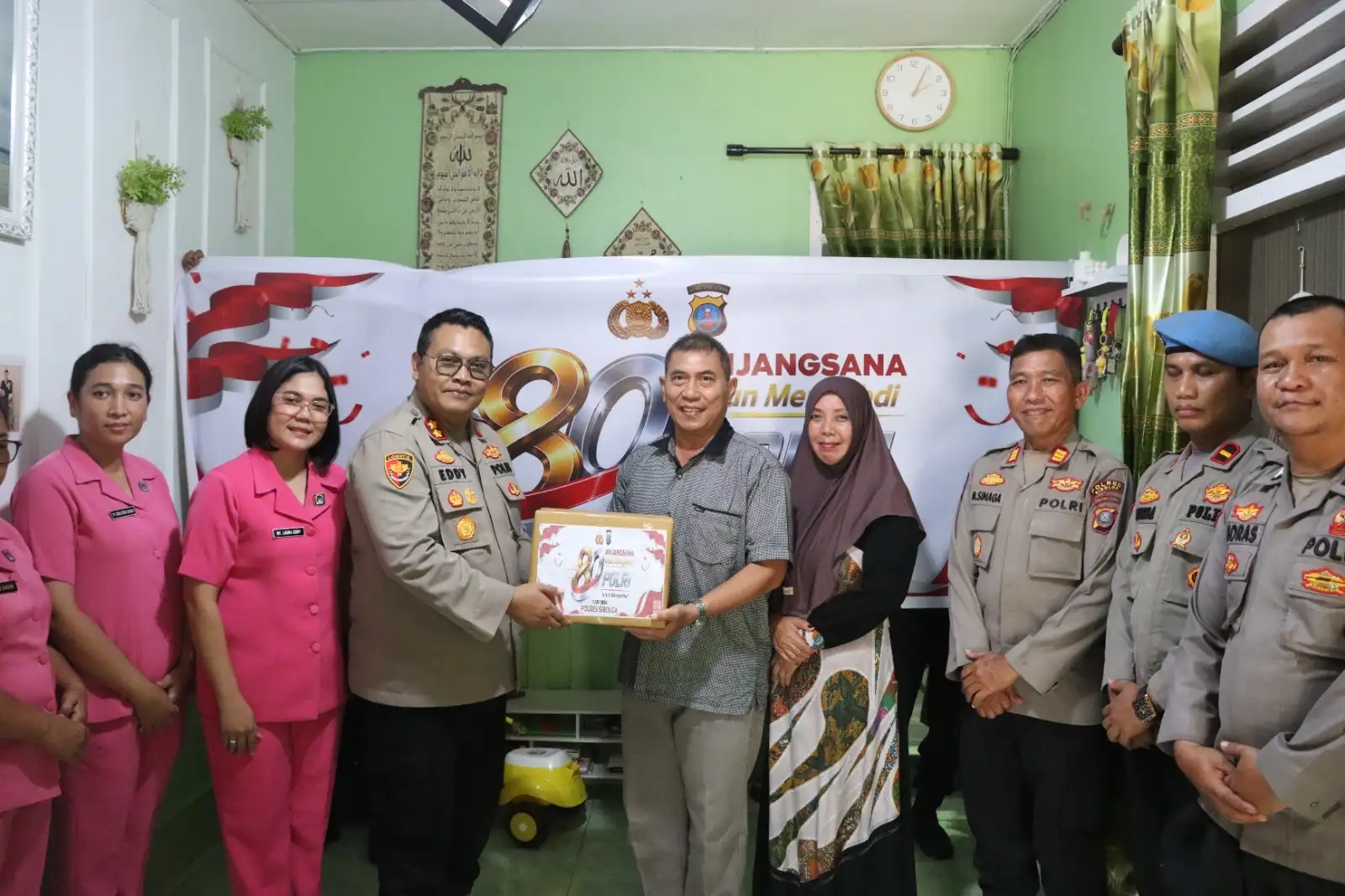 Hari Bhayangkara ke-80, Polres Sibolga Sambangi Purnawirawan dan Warakawuri, Salurkan Bantuan Sosial