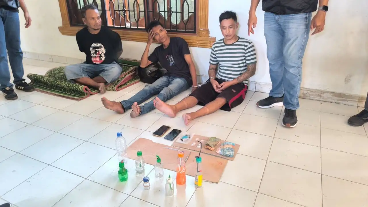 Tiga Pria di Tanjung Morawa Lesu usai diborgol Polisi dan dihadapkan Barang Bukti