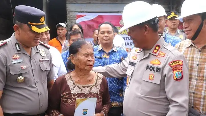 Sambut HUT Bhayangkara ke-80, Kapolres Simalungun Bedah Rumah Nenek 76 Tahun
