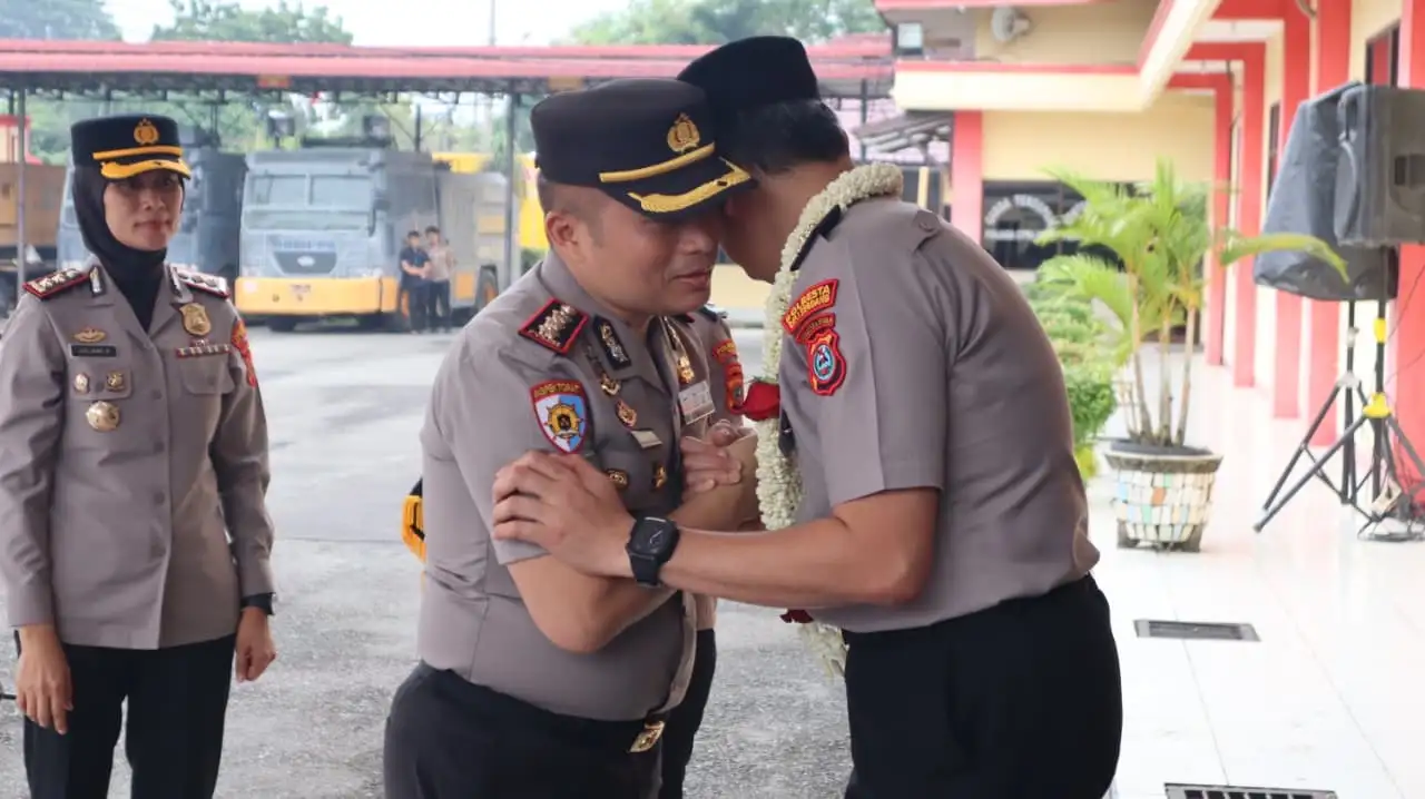 Farewell Parade Polresta Deli Serdang, Hendria Lesmana Resmi Lepas Tugas, Muhammad Lanjutkan Kepemimpinan