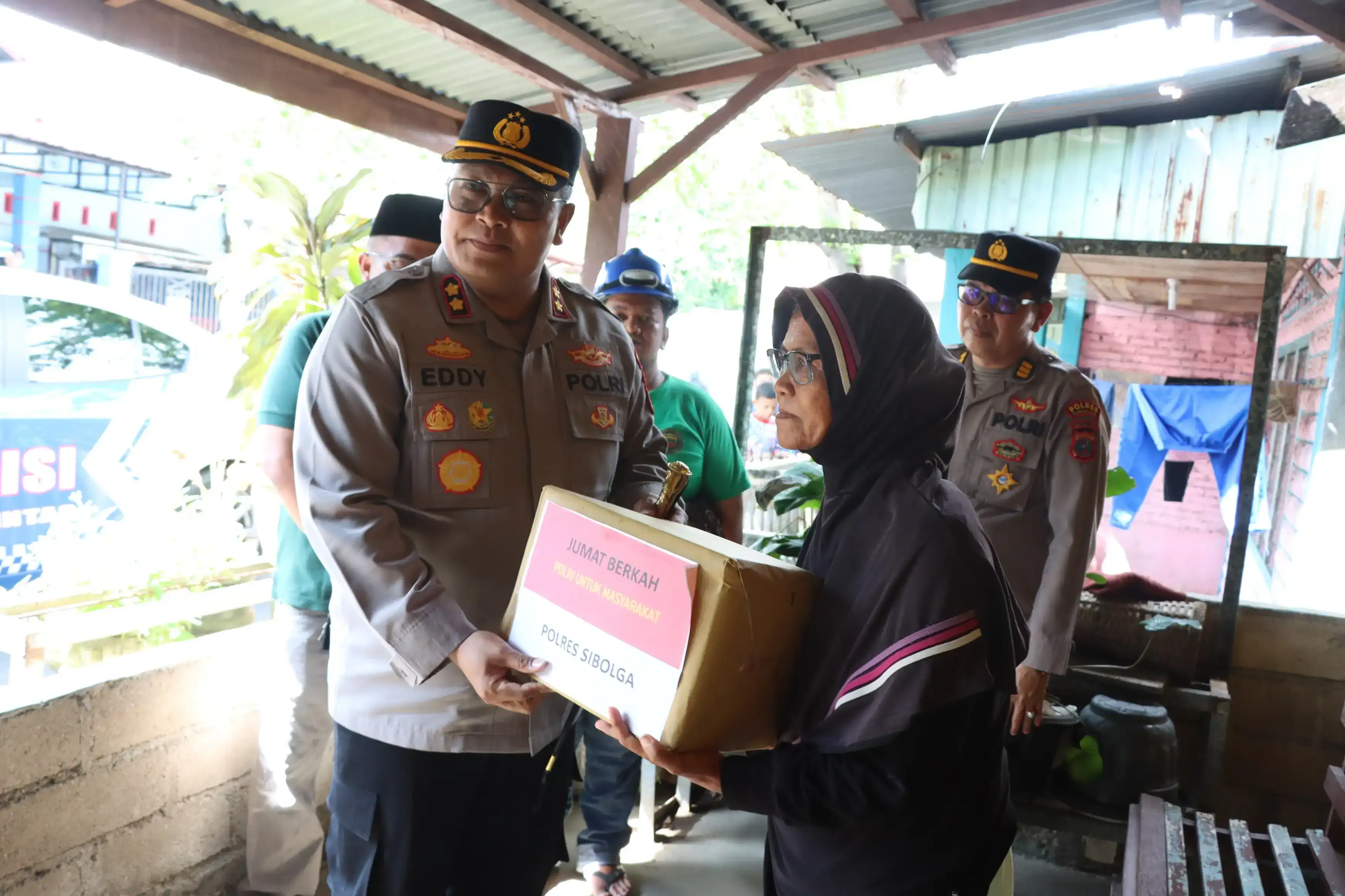 Sentuhan Kemanusiaan Polres Sibolga, Bantu Warga Terdampak Sakit dan Ekonomi dalam kegiatan Jumat Berkah