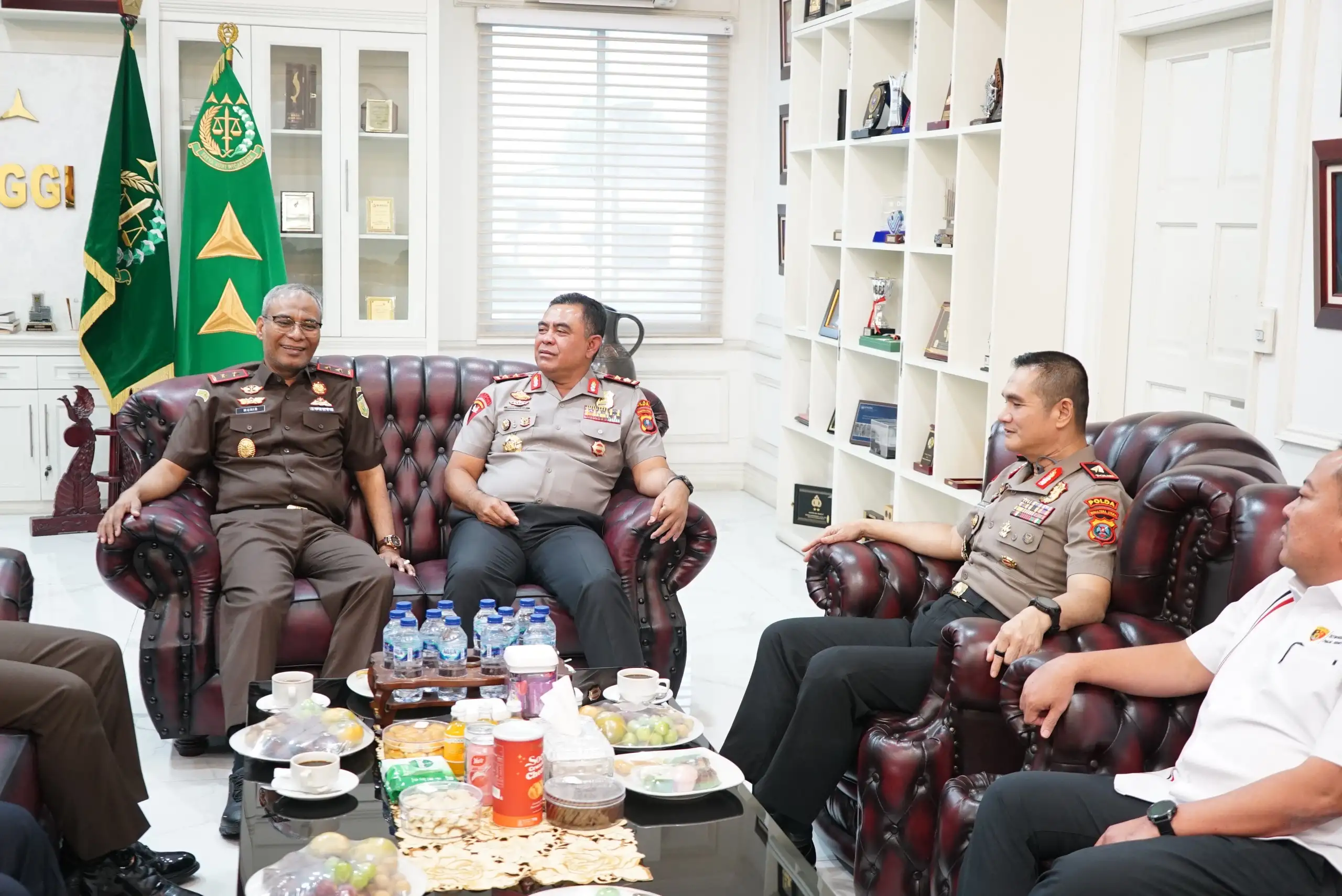 Wakapoldasu dan Dirkrimsus, Dampingi Kapolda Sumut Silaturahmi ke Kajati, Perkuat Komitmen  Sinergitas