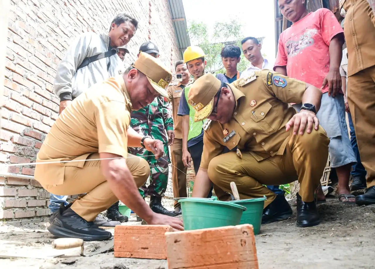 Kunjungi Hamparan Perak, Bupati dan Wakil Letakkan Batu Pertama Renovasi RTLH dan Buka Turnamen Futsal