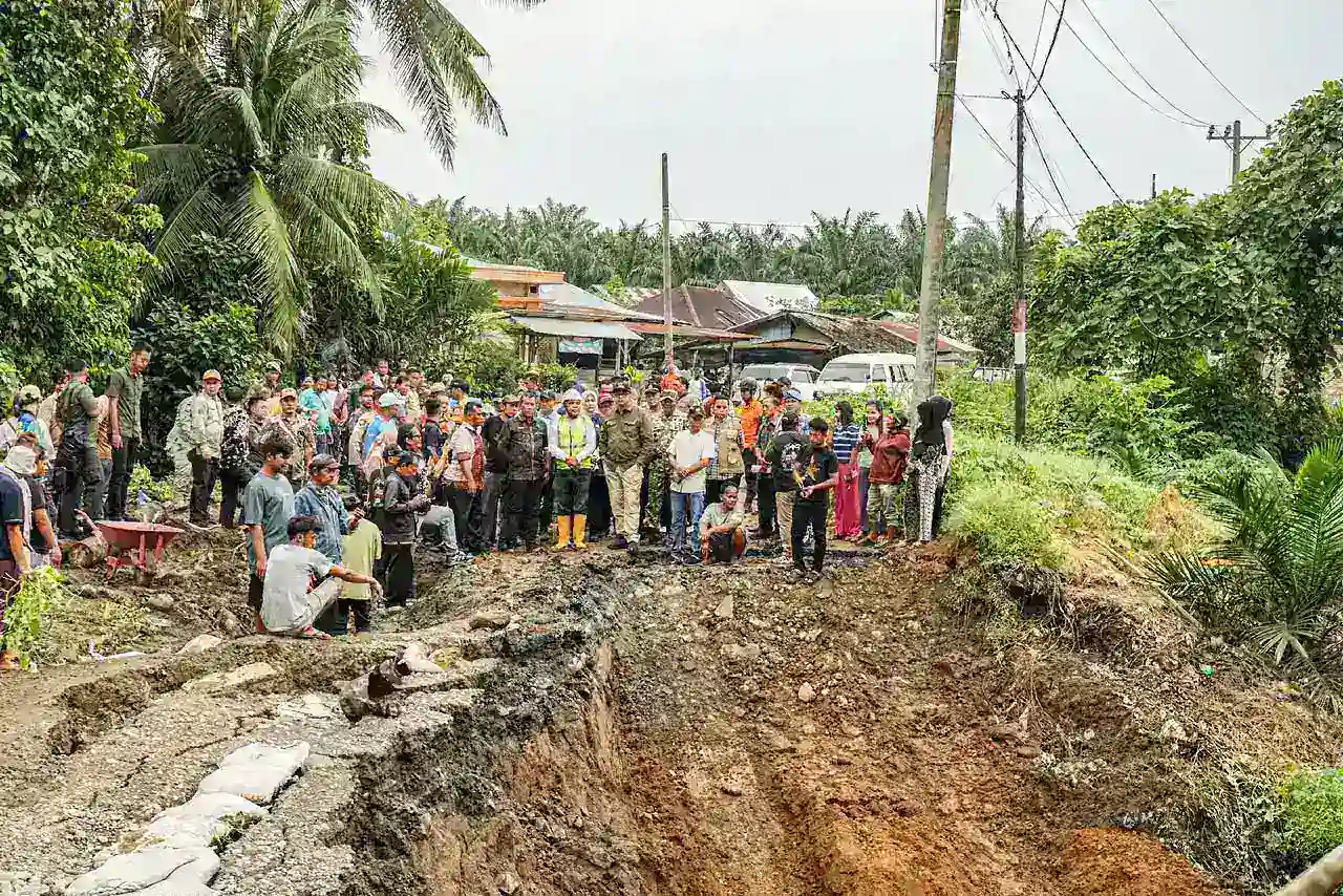 Rombongan Bupati Keliling Tinjau Jalan Longsor, Tebar Benih Ikan hingga Tertibkan Bangunan dan Mulai Kampung Nelayan