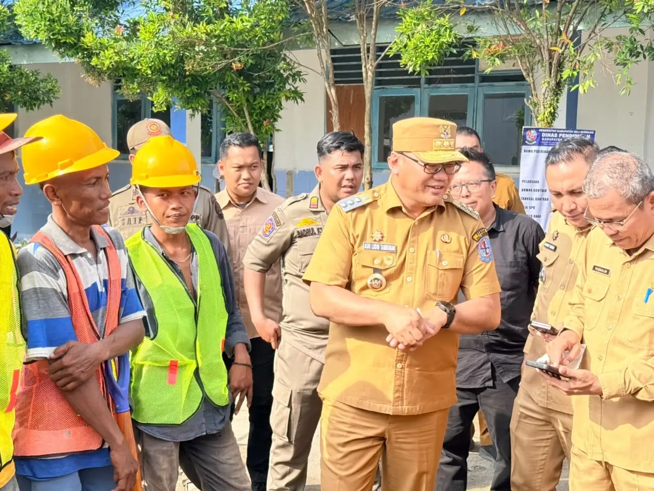 Bupati Deli Serdang dan Rombongan Tinjau Pembangunan Jalan dan Rehabilitasi SDN 108076 Tanjung Selamat