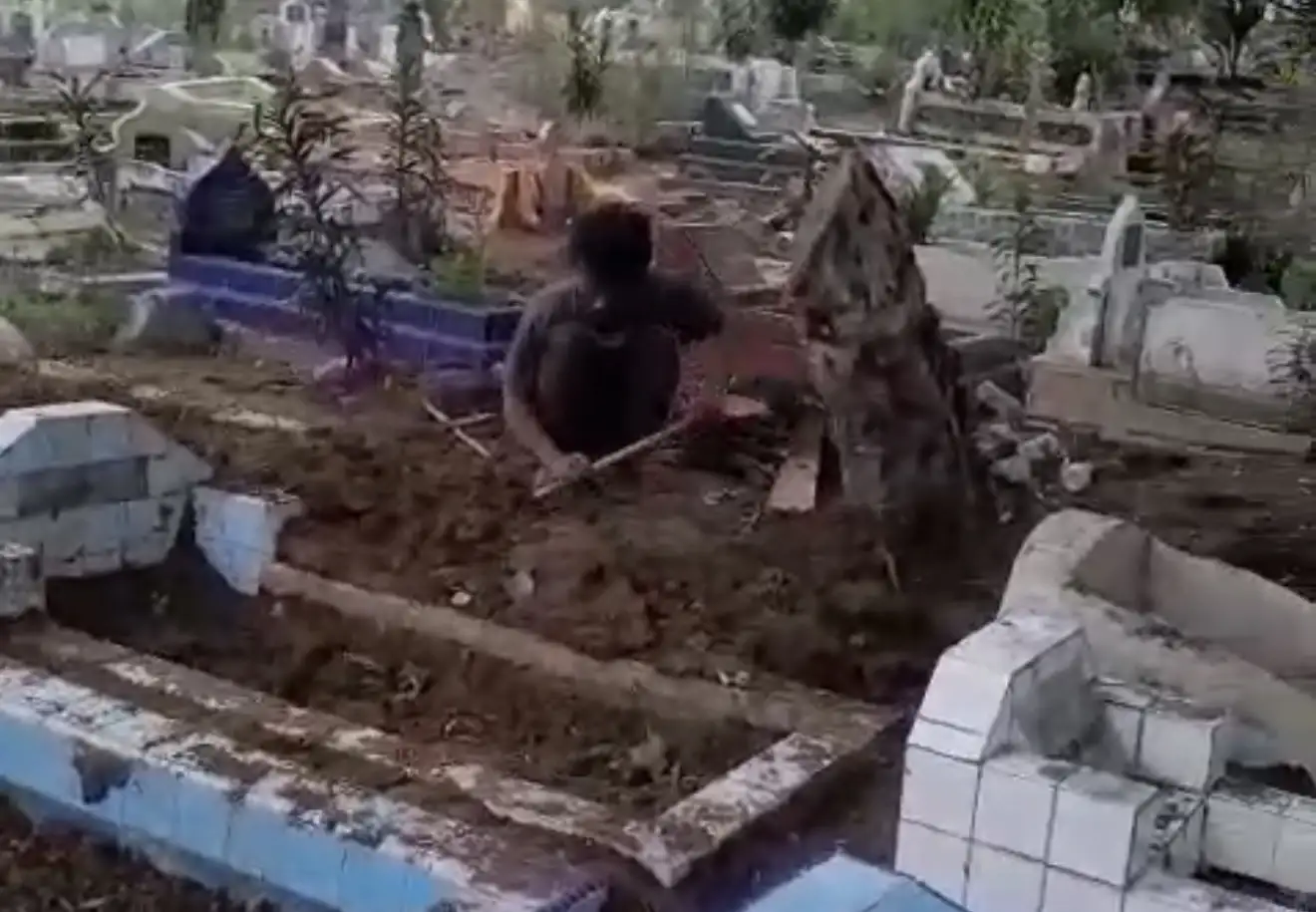 Sigap Dan Humanis, Polsek Gunung Malela Amankan Odgj Yang Gali Kuburan