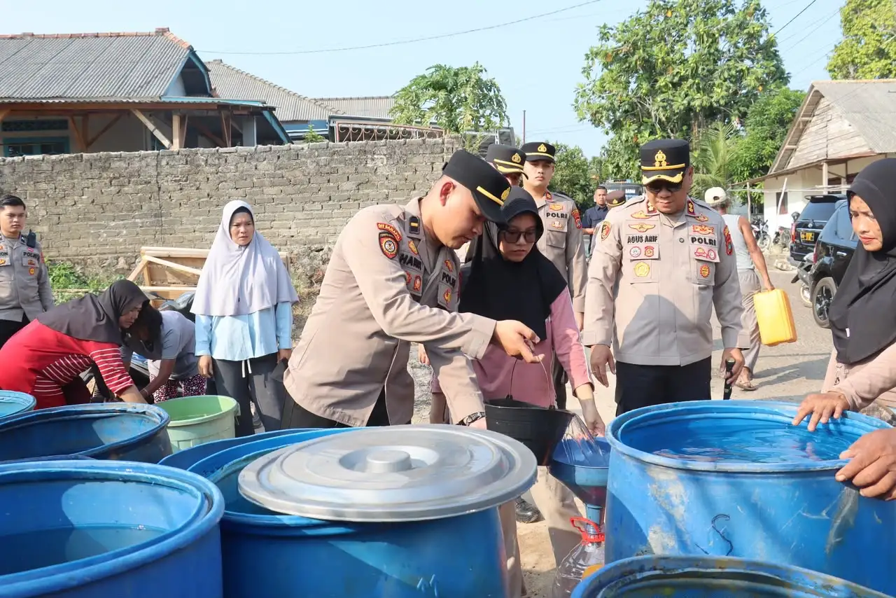 Polres Bangka Selatan Salurkan 15 Ribu Liter Air Bersih untuk Warga