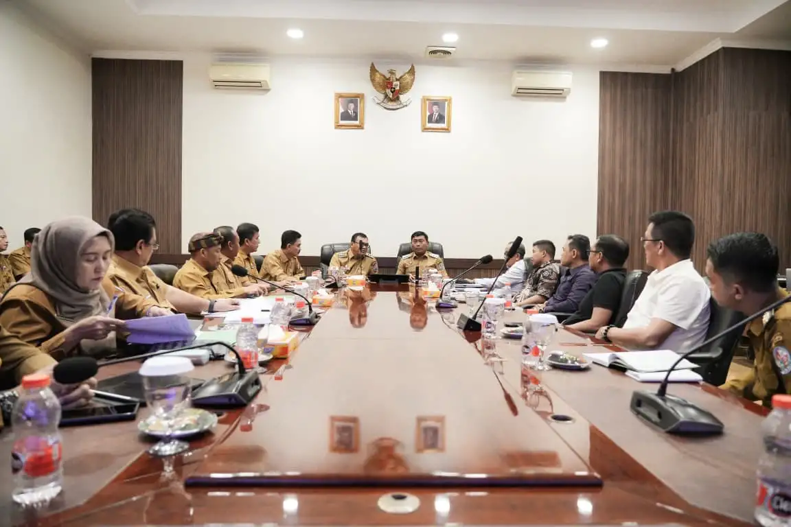 Soal Izin Aspal, Bupati didampingi Wabub beserta beberapa Kepala OPD Terima Audiensi Dedi Irawan dan Rombongan 