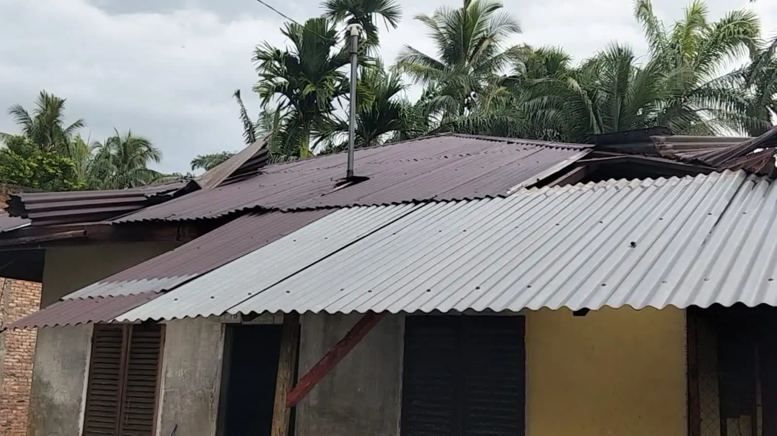 Angin Puting Beliung Hajar Atap Rumah Wartawan, Kopak Kapik Beserakan