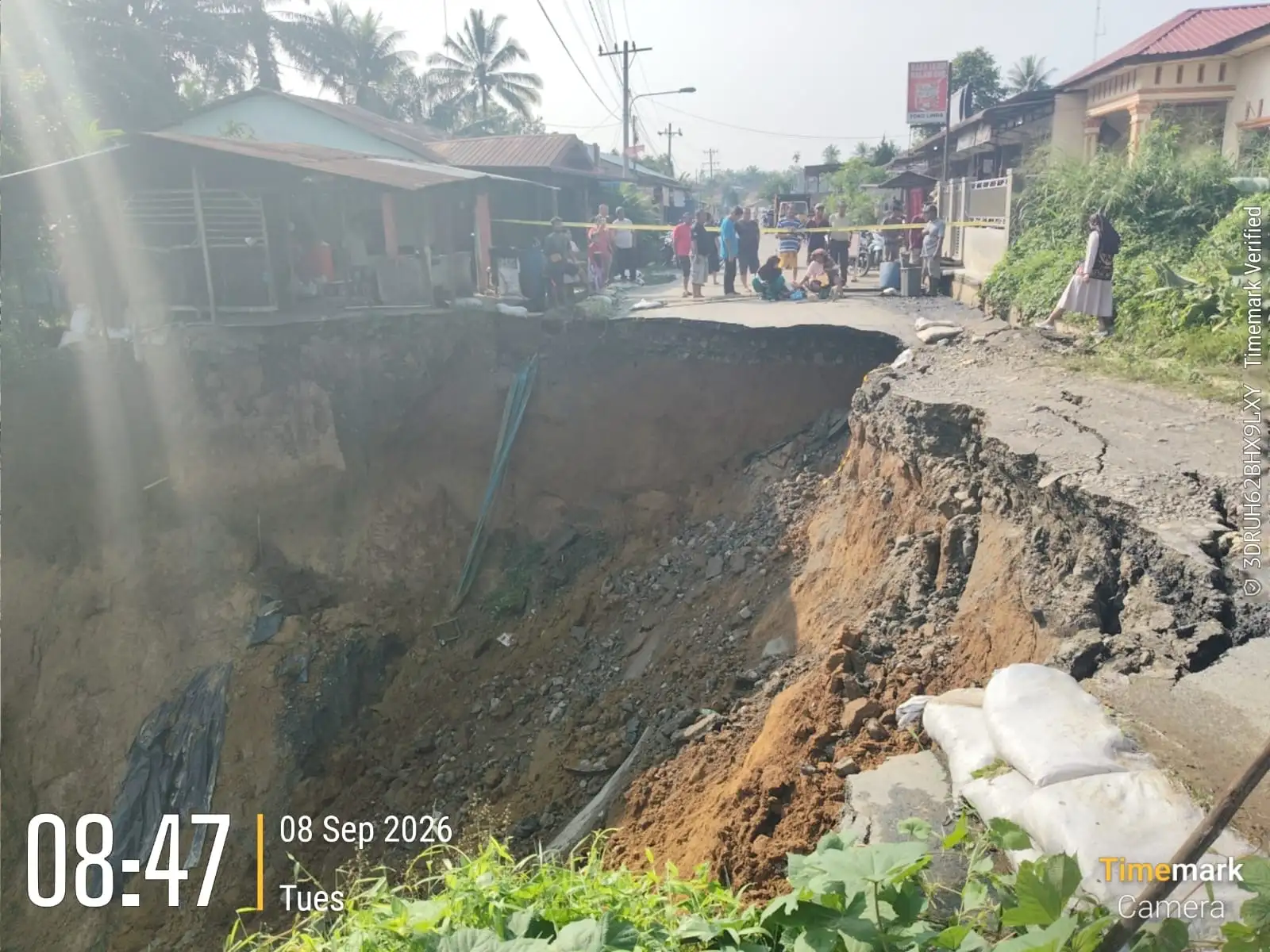 Longsor Putuskan Jalan Provinsi di Tiga Juhar, Aktivitas Warga Terganggu