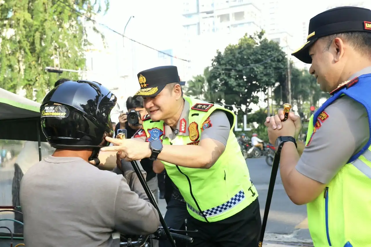 Kapolda Sumut Turun ke Jalan, Bagikan Helm dan Tekankan Keselamatan Berkendara