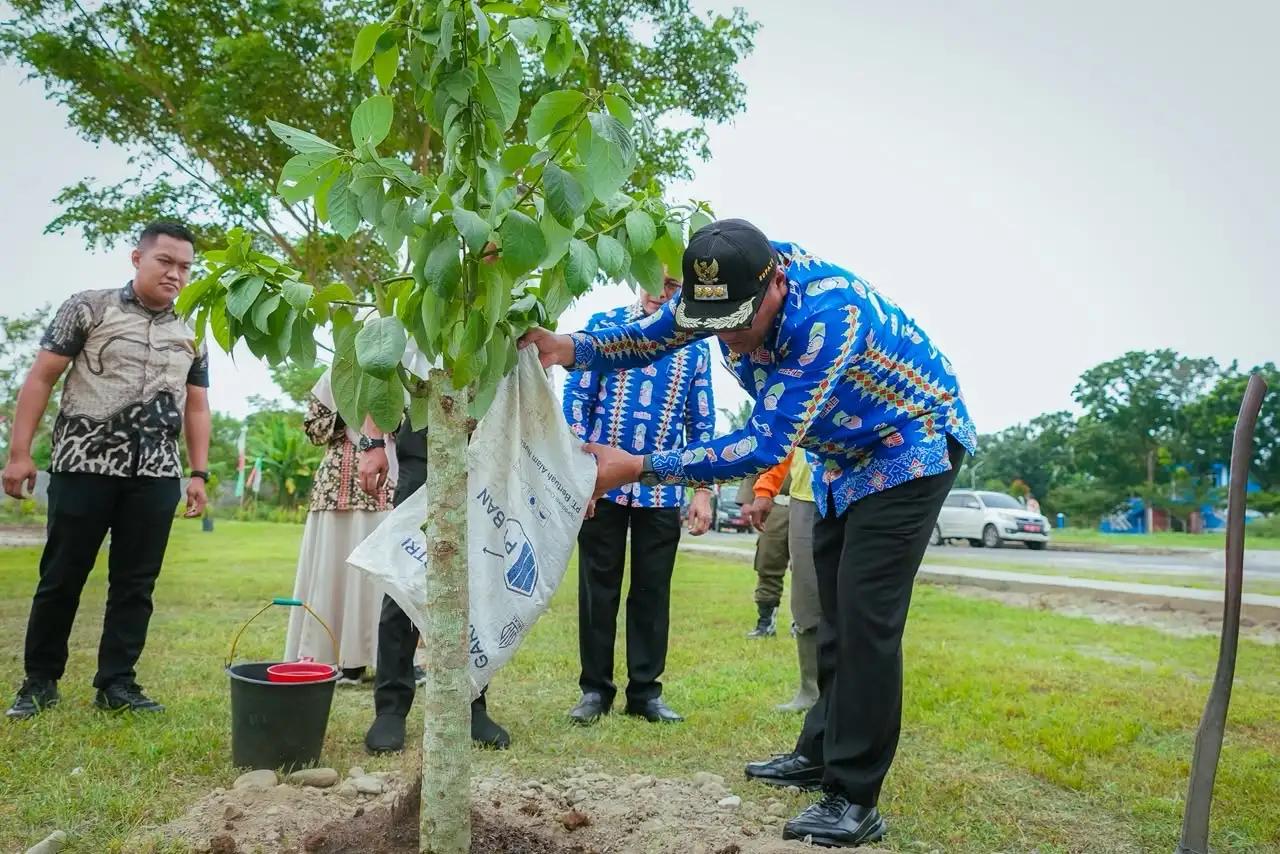 Bupati Awali Penanaman Bibit Pohon Pengganti Karangan Bunga HUT ke-81