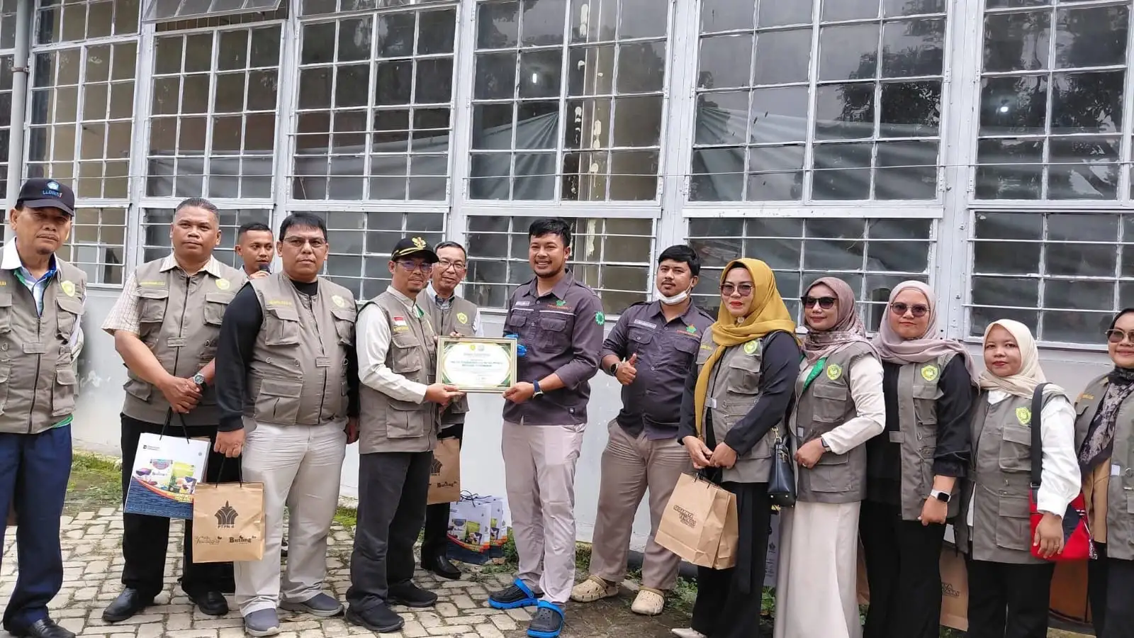 Mahasiswa IBTA Kunjungi Pabrik Pengemasan Teh PTPN IV, Pelajari Proses Produksi hingga Distribusi