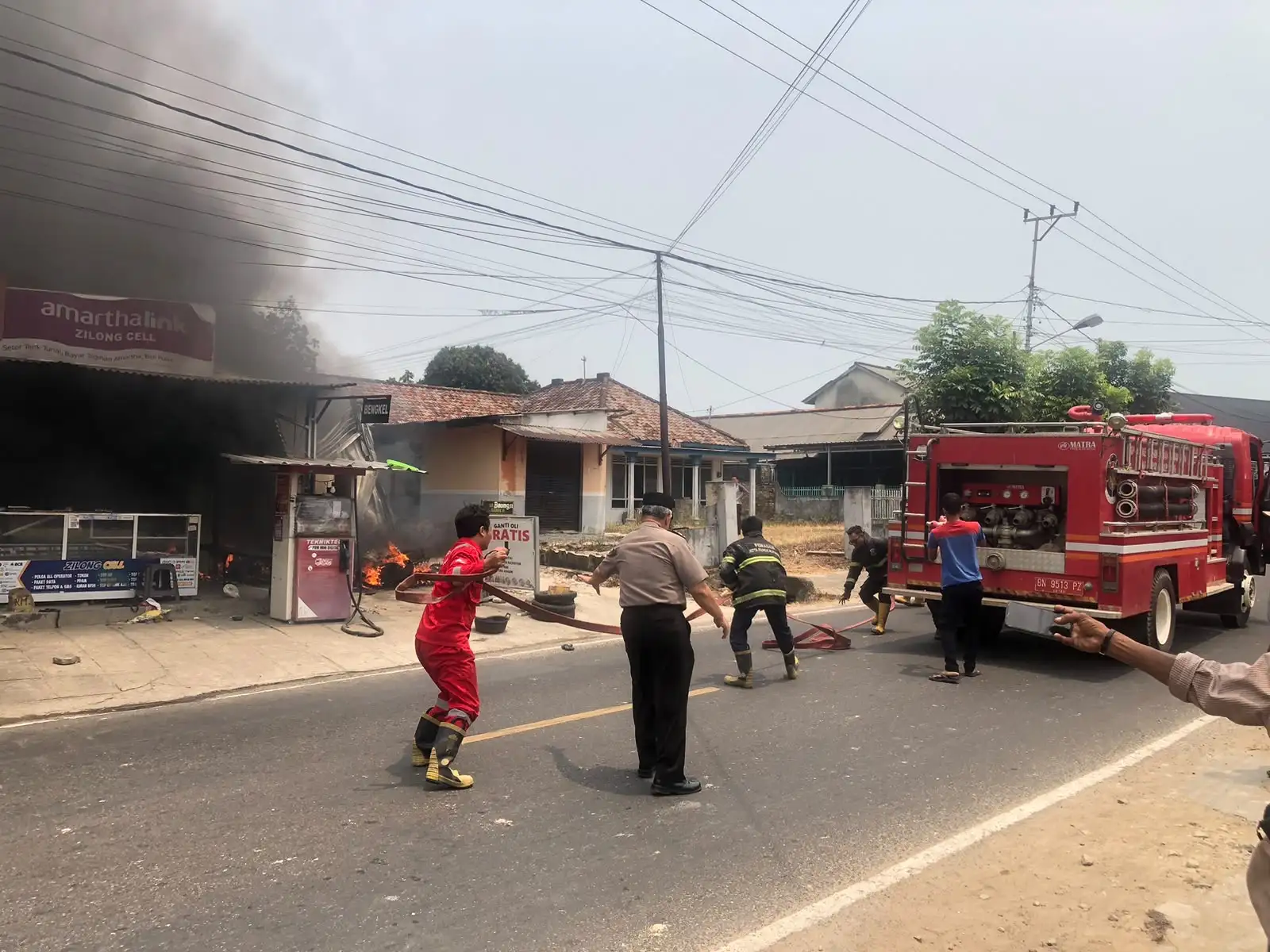 Aksi Cepat Polsek Taman Sari Amankan TKP dan Bantu Pengaturan Lalulintas Saat Kebakaran Bengkel di Pangkalpinang