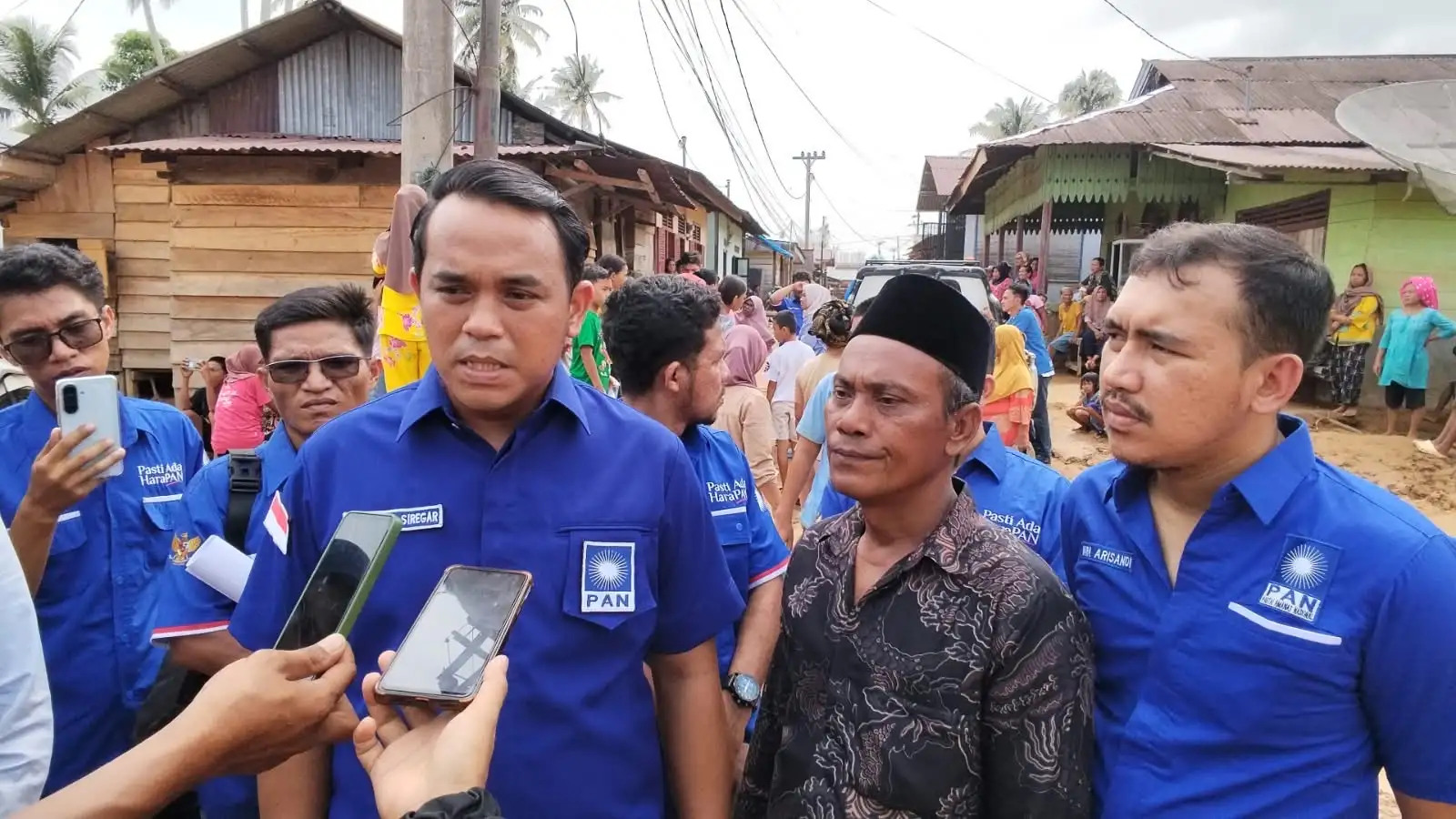 Gerak Cepat DPD PAN Tapteng Salurkan 300 Karung Beras dan Air Bersih untuk Warga Bona Lumban