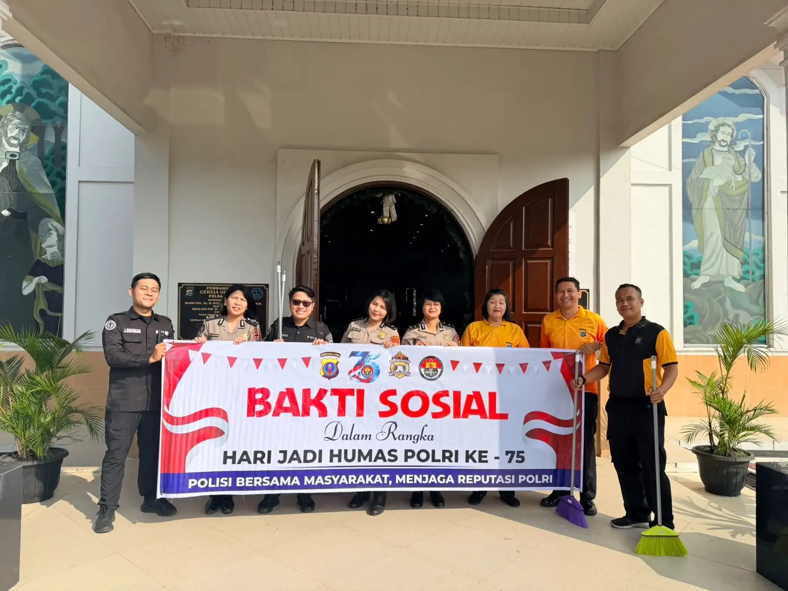Sambut HUT Humas Polri ke-75, Polda Sumut Bersihkan Gereja dan Masjid
