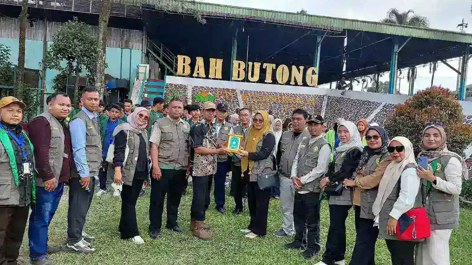 Rektor IBTA Dampingi Mahasiswa Study Ekskursi Kunjungi Pabrik Pengolahan Teh PTPN IV Regional II Sidamanik