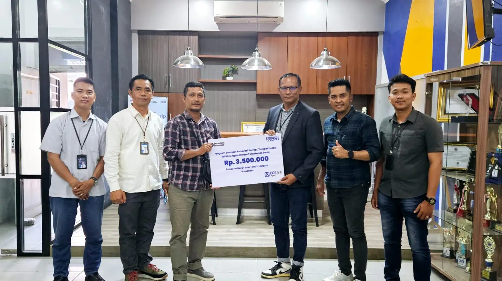 BRI Sibolga Salurkan Bantuan Renovasi untuk Agen BRIlink Terdampak Bencana