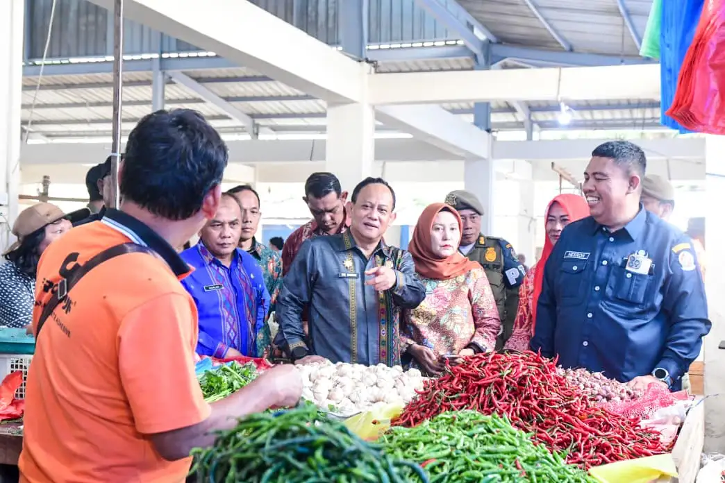 Sambangi Pasar dan Swalayan, Sekdakab Deli Serdang Pastikan Stok Aman dan Harga Stabil Jelang Iduladha