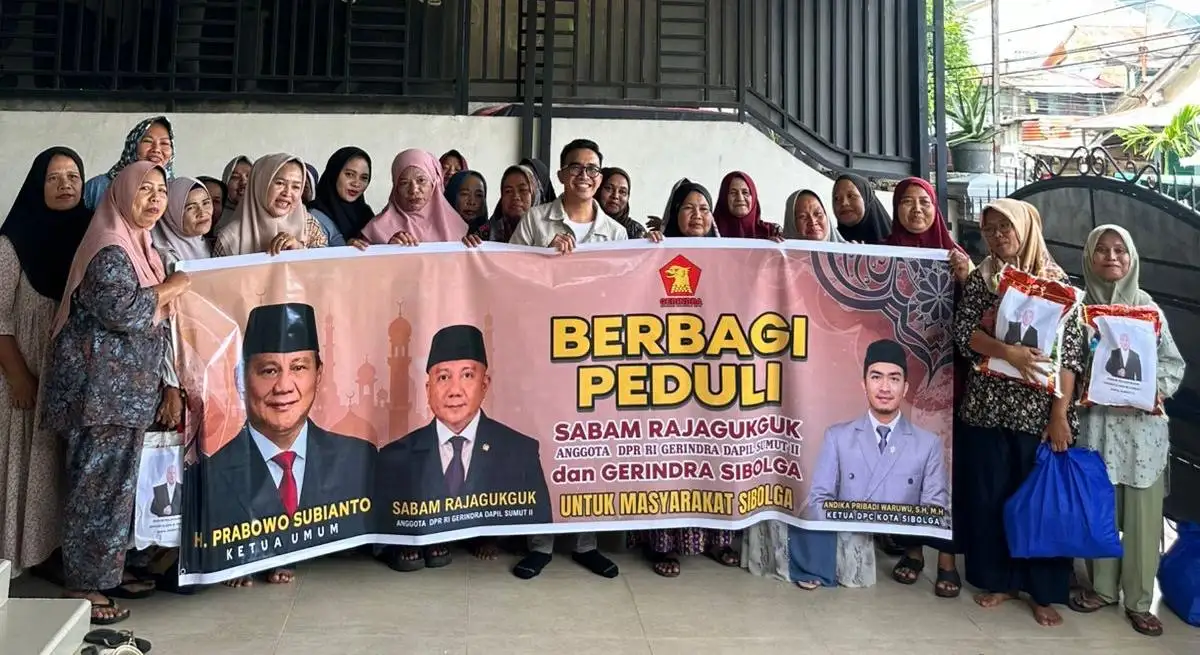 Sabam Rajagukguk Bagikan Sembako Kepada Ratusan Ibu Rumah Tangga